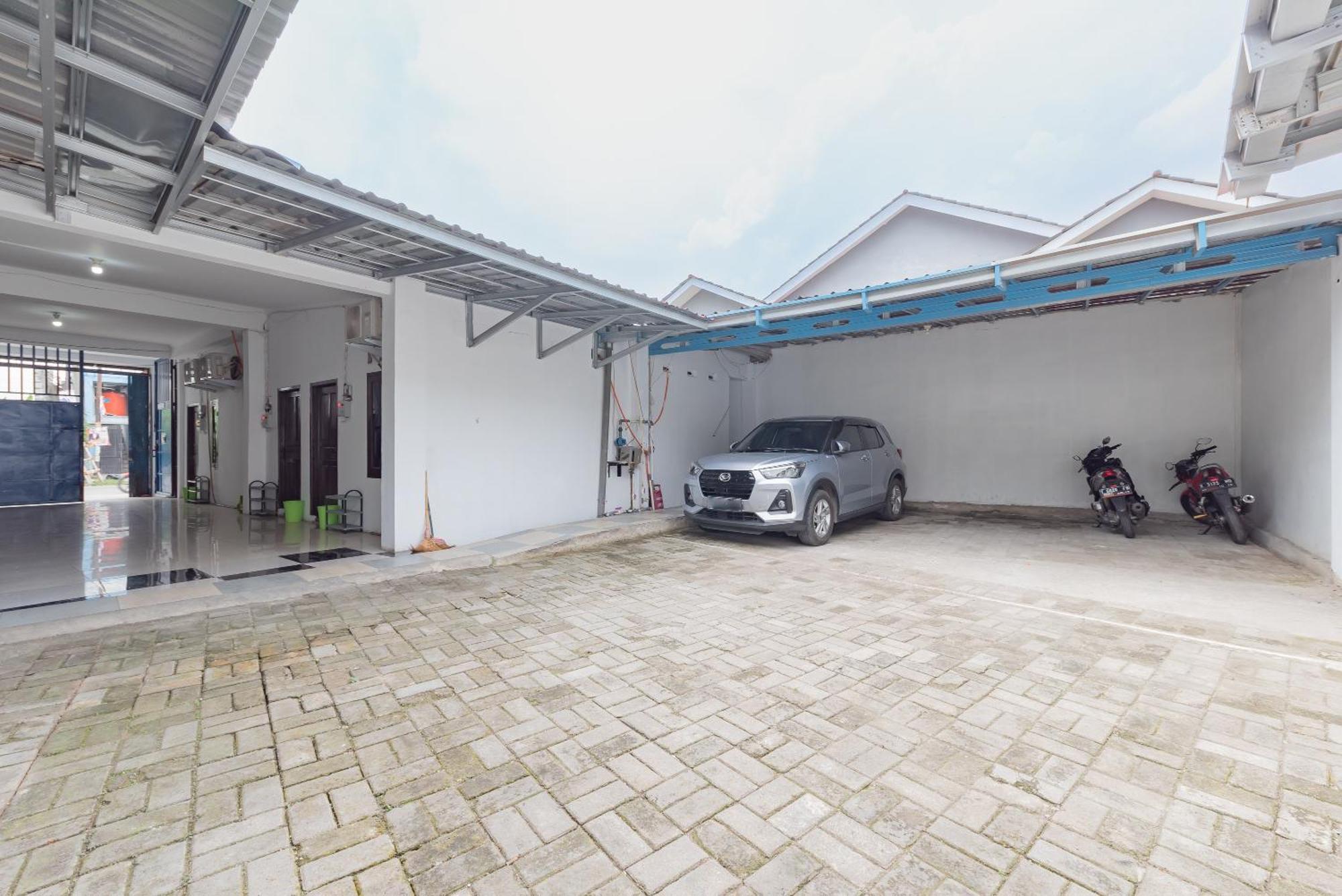 Reddoorz At Jalan Otista Karawang Hotel Exterior photo