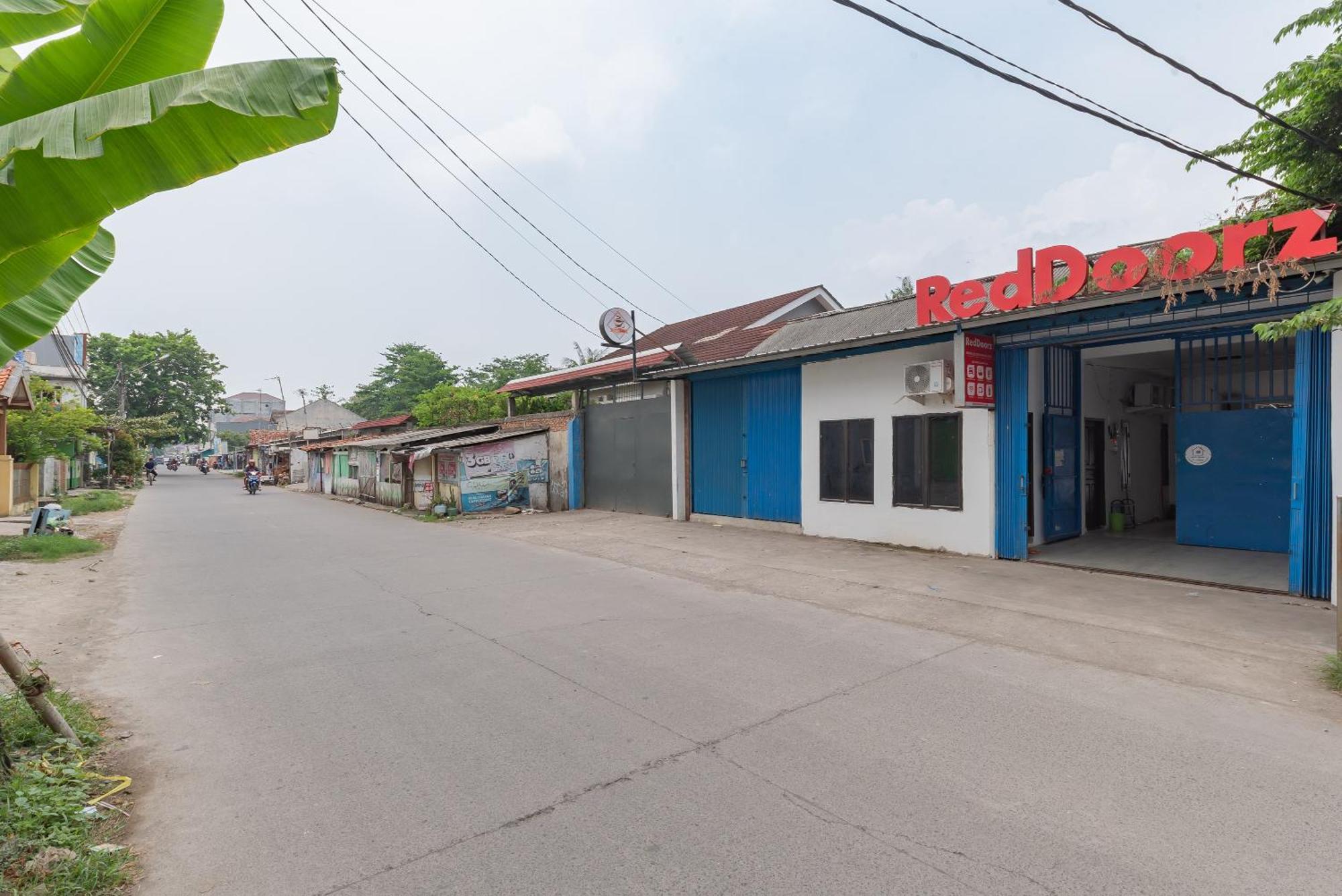 Reddoorz At Jalan Otista Karawang Hotel Exterior photo
